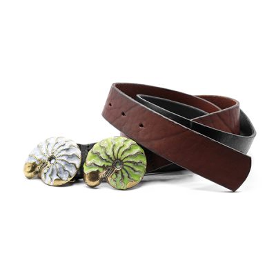 hebilla metal caracola esmaltada en blanco